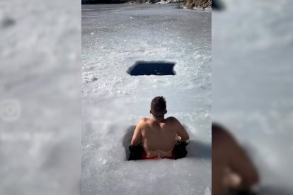 Un influencer se baña en las lagunas glaciares de la Sierra de Gredos