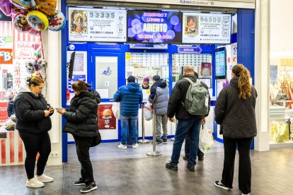 Las administraciones de lotería apuran el fin de semana para vender los últimos décimos de Navidad.