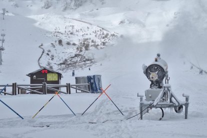 Estación de esquí de San Isidro, en León

La Estación Invernal y de Montaña de San Isidro, gestionada por la Diputación de León, prevé reabrir al público este martes, 23 de diciembre, con al menos 8,6 kilómetros esquiables, siempre y cuando las condiciones meteorológicas lo permitan.

POLITICA 
DIPUTACIÓN DE LEÓN