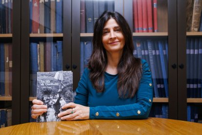 La periodista del Diario de León, Cristina Fanjul, posa con su novela ‘La isla de Garibaldi’