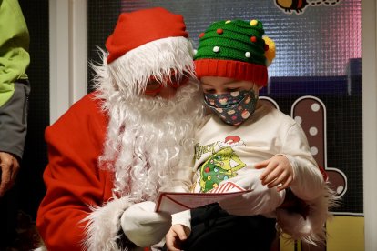 Visita de Papá Noel al Hospital de León