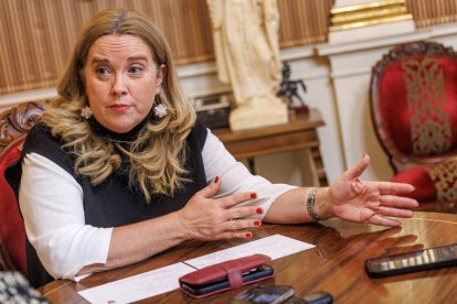 La alcaldesa de Burgos, Cristina Ayala, durante la entrevista concedida a El Correo de Burgos.