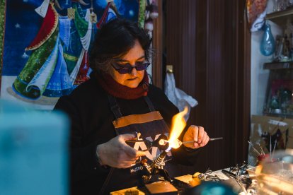 Ana Llavador, maestra artesana en cristal y vidrio, desde Guardo