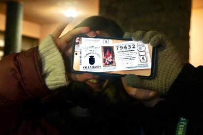 Reunión entre la Comisión de Fiestas de Villamanín y los vecinos premiados con el gordo de la Lotería de Navidad.