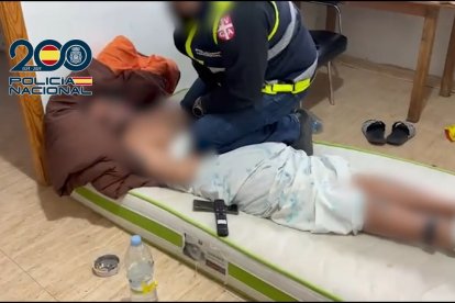 Momento de la detención en León del miembro de una organización criminal que distribuía recetas médicas falsas a través de Internet