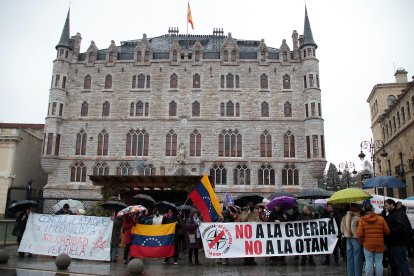 Manifestación en León en solidaridad con Venezuela ante el ataque de EEUU