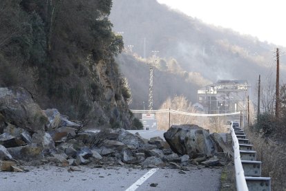 Nuevo desprendimiento en la carretera CL-631 en el término municipal de Páramo del Sil (León)