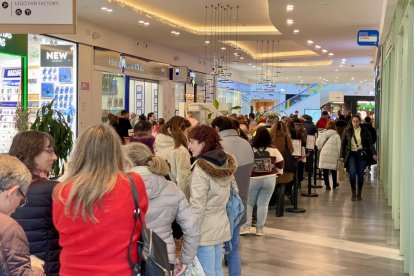 Colas en la administración de lotería de Rio Shopping en Valladolid.