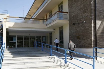 Acceso a la residencia de la Junta de Fuentes Blancas, donde una de las afectadas sacó la plaza a la que la Administración le obligó a renunciar.