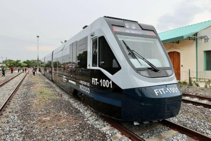 Tren-tram que supuestamente fue fabricado para León prestando servicio en el Ferrocarril Interoceánico, en México.