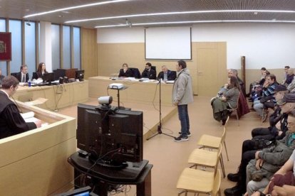 El acusado y luego condenado por el asesinato y dos homicidios en grado de tentativa, declara en el jucio celebrado en 2028 em la Audiencia de Burgos.