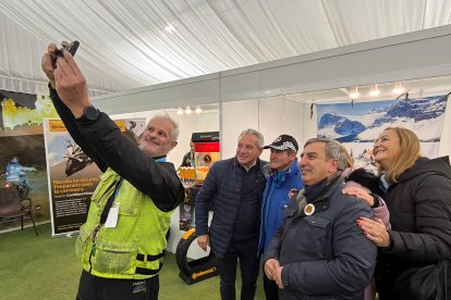 El delegado del Gobierno, Nicanor Sen, visita la concentración La Leyenda Continúa, en la localidad segoviana de Cantalejo