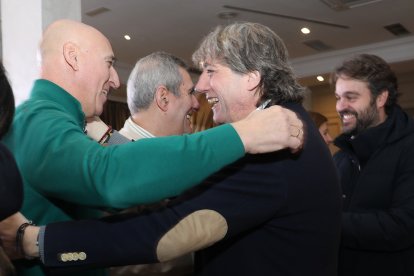 El alcalde de León, José Antonio Diez, saluda al secretario general del PSCyL y candidato a la Presidencia de la Junta, Carlos Martínez, en Palencia.
