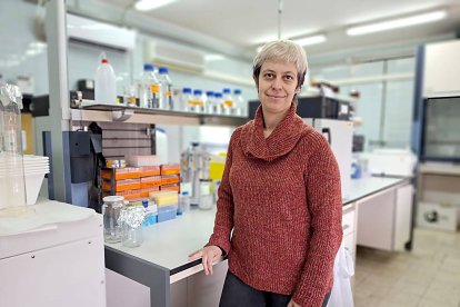 La investigadora del Irnasa-CSIC Silvia Manrique. A la izquierda, puntos verdes en el desarrollo de los óvulos