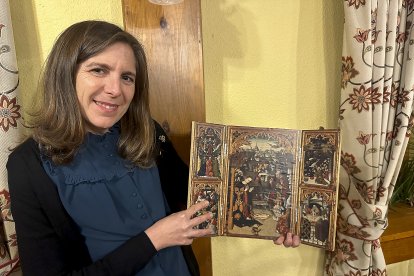 Charo García posa con el Tríptico del Zarzoso