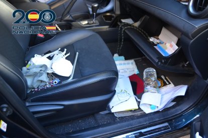 Uno de los coches en los que el delincuente cometió el robo