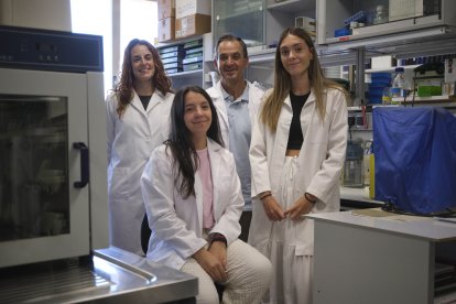 Isidro Sánchez García junto a algunas investiagdoras de su equipo del Centro de Investigación del Cáncer.