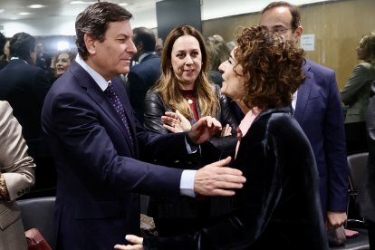 Carlos Fernández Carriedo y María Jesús Montero, antes del comienzo de la reunión.