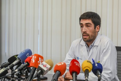 El gerente del Hospital Universitario de Burgos, Carlos Cartón, en la rueda de prensa del pasado martes día 13
