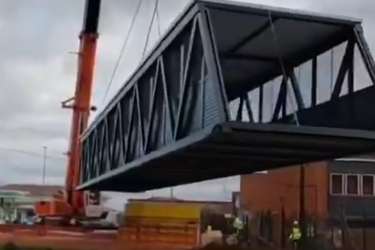 Colocación de la pasarela peatonal de la línea Salamanca-Fuentes de Oñoro.