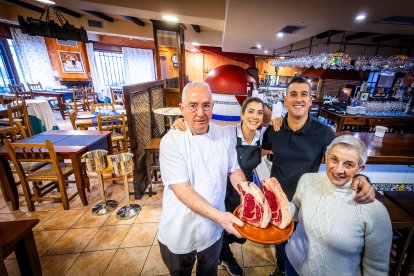 Los Ahedo Echevarría posan en la sala del Mesón de Carcedo, su casa desde hace 25 años.