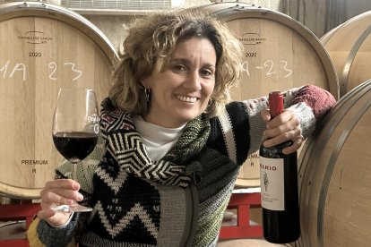 Un primer plano de Clara rodeada de duelas francesas, que son su armadura de roble, en su nave de crianza en Quintanilla de Onesimo.