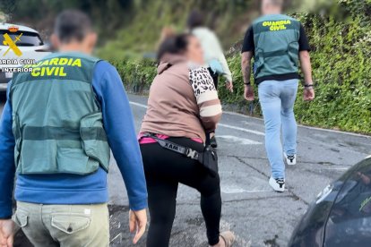 Momento de la detención de una miembro de la red en la operación 'Magna Vallis' de la Guardia Civil.