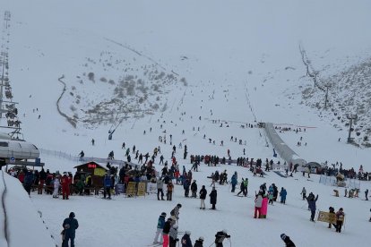 Pistas de esquí de la estación invernal de San Isidro repletas de personas.