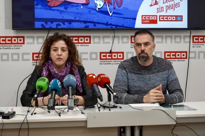 Los secretarios generales de Comisiones Obreras León y Asturias, Elena Blasco y José Manuel Zapico, presentan la campaña contra los peajes en la autopista del Huerna