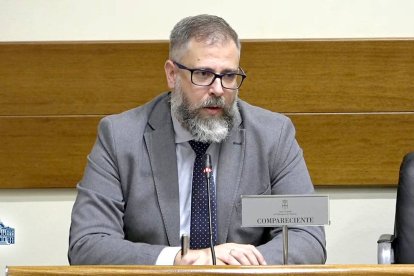 El exdirector general de Industria y Minería del Gobierno asturiano Mauro Rodríguez, comparece en la comisión de investigación sobre el accidente de la mina de Cerredo.