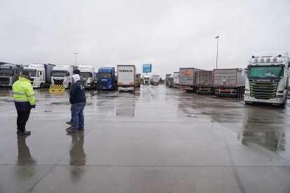 Embolsamiento de camiones en la A-66 en Villamañán (León).