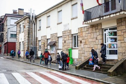 Los niños abandonando el centro educativo