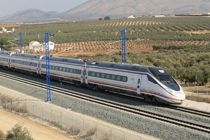 Un tren circulando por el corredor de alta velocidad Valladolid-Segovia-Madrid, en una imagen de archivo.