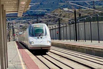 Un tren circula por la línea de alta velocidad entre Valladolid, Segovia y Madrid, en una imagen de archivo.