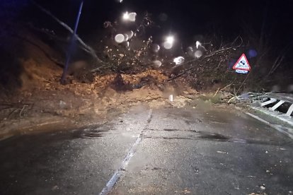 Un deslizamiento de tierra corta la SC-P-15 en Guardo (Palencia) y deja un camión articulado semienterrado