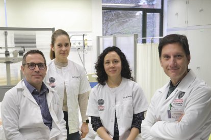 El profesor del Departamento de Enfermería y Fisioterapia, José Ignacio Recio Rodríguez, junto a su equipo de investigación.