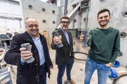 En el centro, Jesús Mínguez Algarra, junto a miembros de AUSINCO.