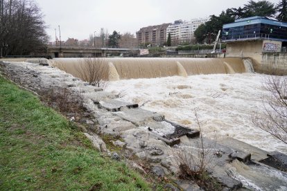 Crecida del río Bernesga a su paso por la capital leonesa, en una imagen de archivo.