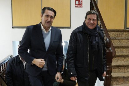 El presidente provincial del PP de León, Juan Carlos Quiñones (I), junto al consejero de Economía y Hacienda, Carlos Fernández Carriedo (D), participan en una reunión con alcaldes y portavoces del partido en El Bierzo.