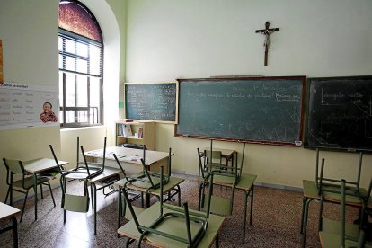 Aula de un colegio con un crucifijo, en una imagen de archivo.