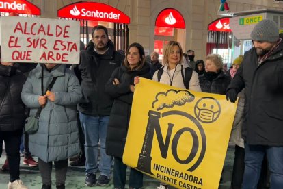Los candidatos a las Cortes por León, Nuria Rubio y Benjamín Fernández, en la concentración celebrada frente al Ayuntamiento de León