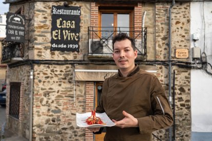 Cristian, con el edificio del restaurante familiar a su espalda