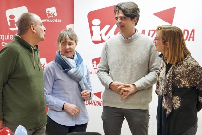 Pedro Solaeta, Pilar González; el coordinador autonómico y candidato de IU a la Presidencia de la Junta, Juan Gascón, y Rocío Anguita