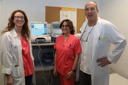 (IaD) MIR de Medicina Intensiva, dra. Ángela Corbato, enfermera de marcapasos, Ángeles Antolinez; y el jefe de Medicina Intensiva, dr.Antonio Álvarez, en la sala de monitorización  remota(MR) de dispositivos electrónicos  cardiacos implantables (Marcapasos)