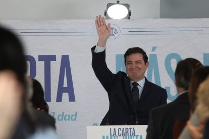 El presidente del PP de Castilla y León, Alfonso Fernández Mañueco clausura un acto en Villamuriel de Cerrato (Palencia).