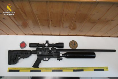 Carabina de aire comprimido con mira telescópica intervenida en Ávila.