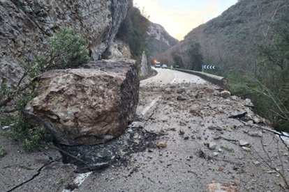 Desprendimiento de rocas en la N-232 entre Valdenoceda e Incinillas, en Burgos.

    BURGOS, 2 (EUROPA PRESS) 

   Un desprendimiento de rocas acaecido en el desfiladero de Los Hocinos la noche pasada ha obligado a cortar el tráfico entre los kilómetros 533,1 y 539,2 de la carretera N-232, entre las localidades de Valdenoceda e Incinillas, al Norte de la provincia de Burgos.

    Este desprendimiento ha provocado daños notables en el firme, el muro de contención de la carretera y la propia explanación, de manera que no puede transitarse por ese punto. Se están evaluando los daños causados por el desprendimiento para estimar la duración de la afectación al tráfico, según informan fuentes de la Subdelegación del Gobierno.

   Por ello, y en aras de garantizar la seguridad vial y la fluidez del tráfico en el entorno durante esta afección, se recomiendan los siguientes itinerarios alternativos: Acceso a Villarcayo y N-232 (Santander) desde Valdenoceda: N-232 (Valle de Valdivielso), N-629 a Trespaderne y Medina de Pomar, y CL-638 a Villarcayo; acceso a N-232 (Logroño) y CL-629 (Burgos) desde Incinillas: CL-629 a Villarcayo, CL-638 a Medina de Pomar, y N-629 a N-232 por Trespaderne y Oña, y acceso a N-232 (Santander) desde N-1 (La Bureba): N-232 a Oña, N-629 a Trespaderne y Medina de Pomar, CL-638 a Villarcayo y CL-629 (Intersección N- 232).

CASTILLA Y LEÓN ESPAÑA EUROPA BURGOS SOCIEDAD
SUB. GOBIERNO BURGOS