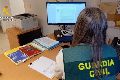 Guardia Civil frente a un ordenador, en una imagen de archivo