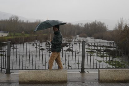 Aumento del caudal del río Cúa a su paso por Cacabelos (León), debido a las intensas lluvias de los últimos días