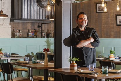 El cocinero Jano Mory posa en la sala del restaurante Sabores Peruanos.